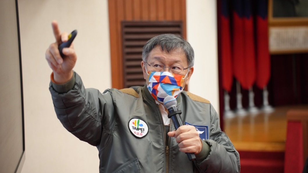 柯文哲曾嗆說,他很瞧不起蔡丁貴在國外打BNT,回台喊愛台灣要打國產疫苗。(圖/民眾黨團提供)