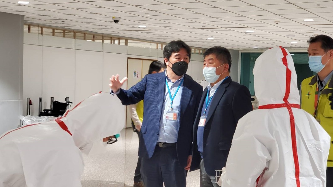 今（11）日上午陳時中指揮官及桃園機場前進指揮所王必勝指揮官視導桃園機場登機檢疫2.0專案，長程旅客採檢情形(2/3)。（圖／中央流行疫情指揮中心）
