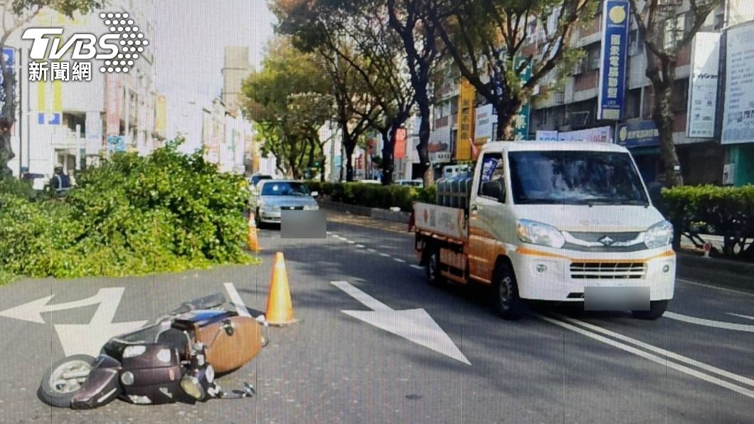 女騎士遭路樹擊落。(圖/民眾提供)