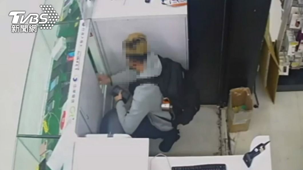 竊賊之前在通訊行上班才會知道櫃台鑰匙放哪,伺機行竊。(圖/TVBS)