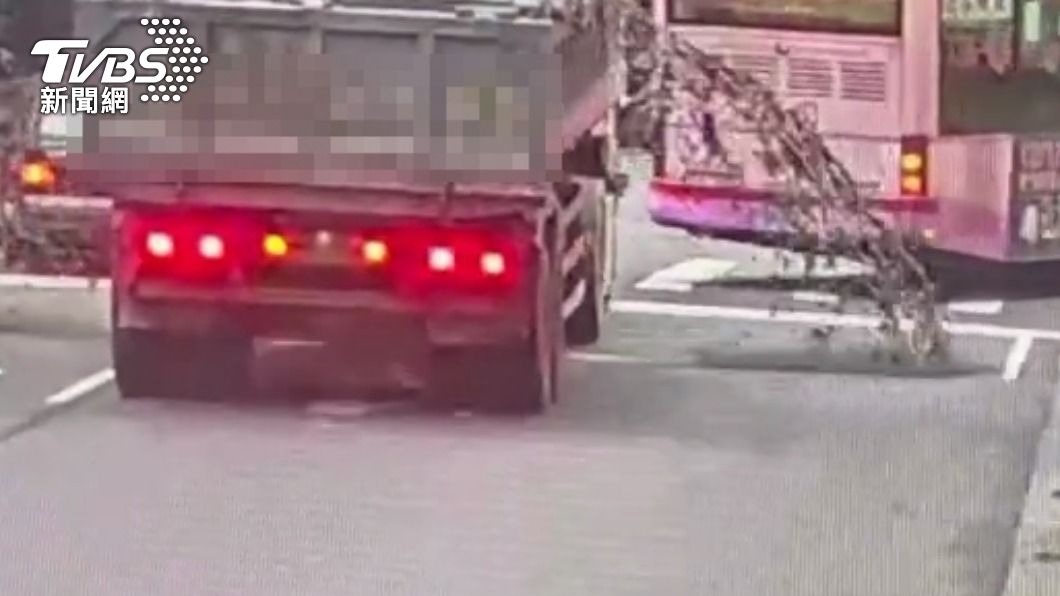 大貨車滿載水泥「突噴道路」！3騎士經過　接連打滑慘摔