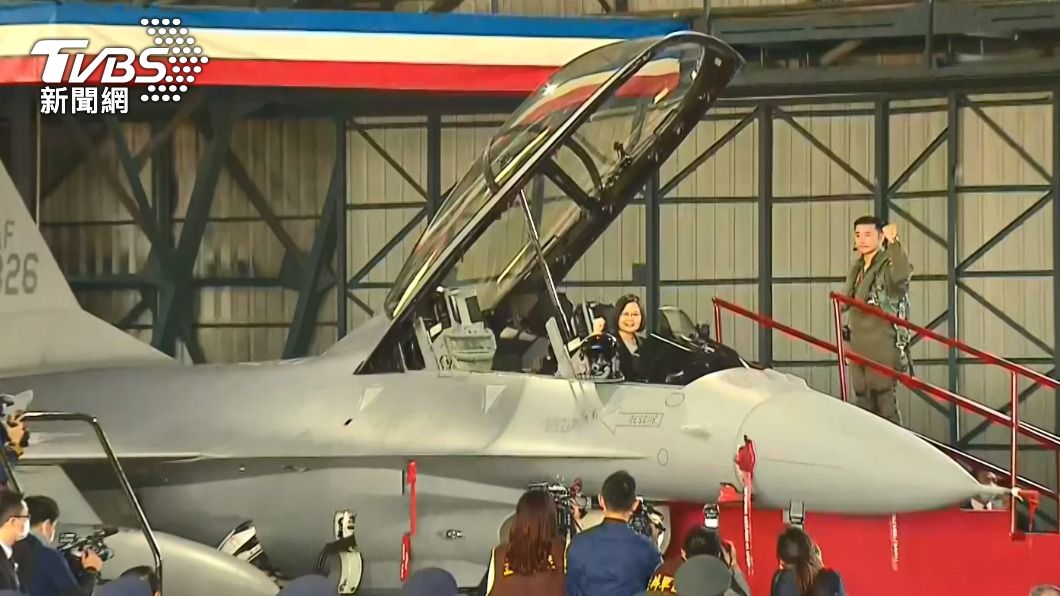 總統蔡英文主持F-16V戰機僚機接裝典禮。(圖/TVBS)