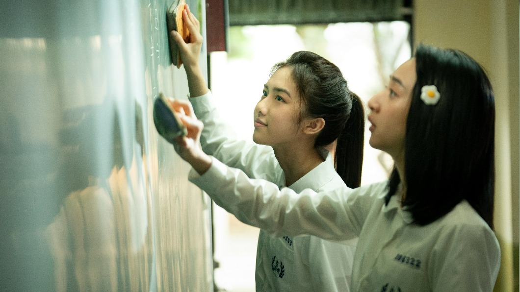 何思靜(左)在《我吃了那男孩一整年的早餐》中與李沐是閨密。(圖/華映提供)