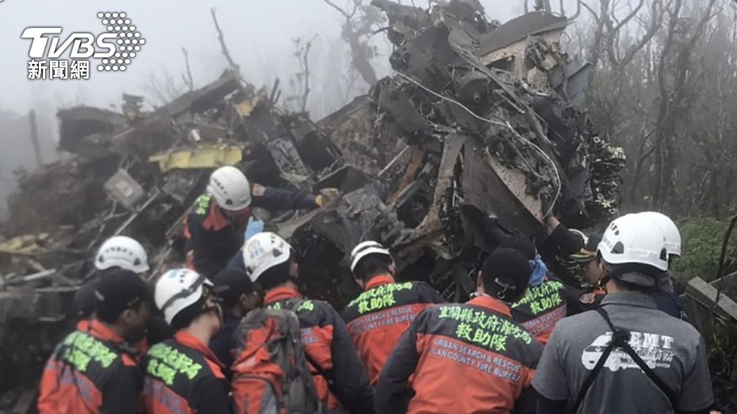 黑鷹失事，機上乘員包括時任參謀總長沈一鳴等8人殉職。（圖／宜蘭縣消防局提供）