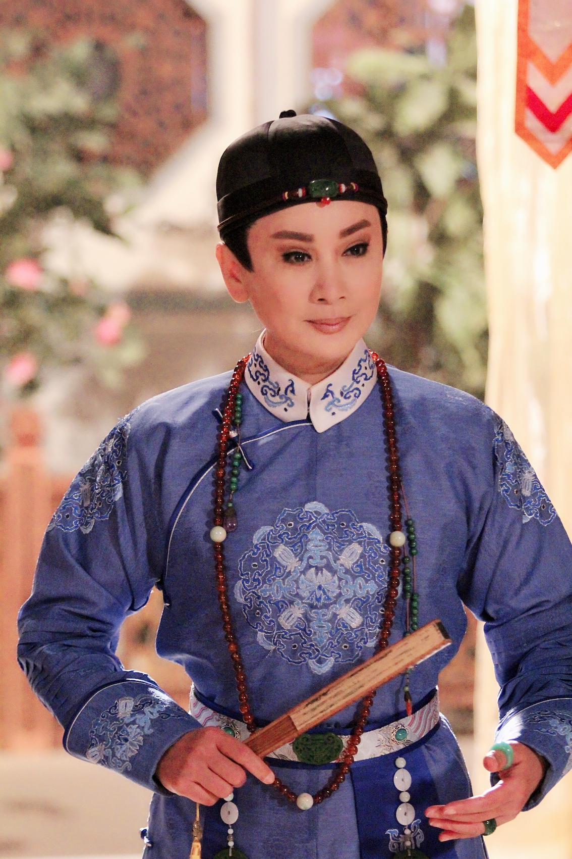 陳亞蘭龍袍造型帥翻。(圖/欣湉國際提供)