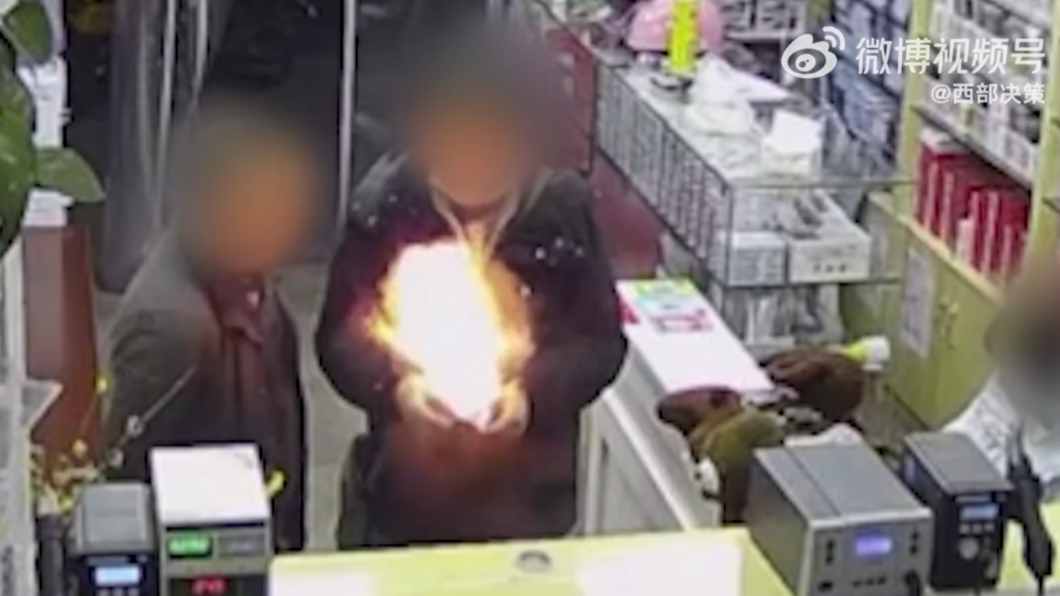 四川大爺硬抝膨脹電池瞬間爆炸 女店員怒斥:都說了別掰