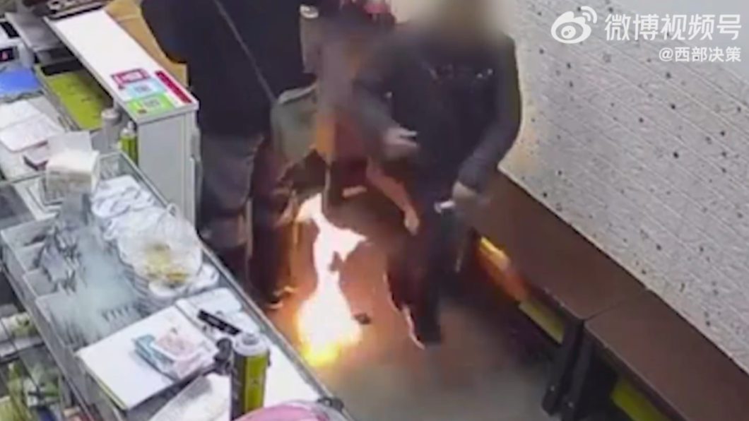電池爆炸後,老翁友人嚇得逃至店外。(圖/翻攝自微博)
