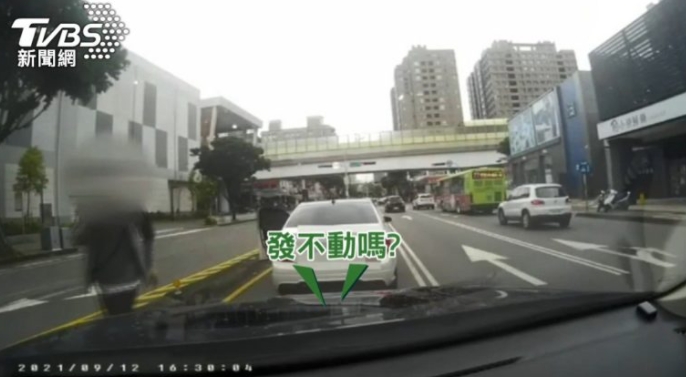 雖然汽車設計油燈亮起時還可以再行駛一段距離,但也曾有人發生開到沒油顧路的狀況。(圖片來源/TVBS)
