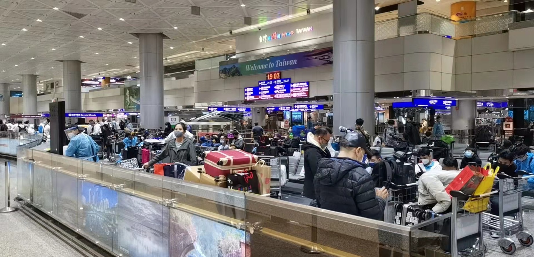 回國旅客為了要等核酸,竟然全部都聚集在入境大廳裡。(圖/每日健康提供)