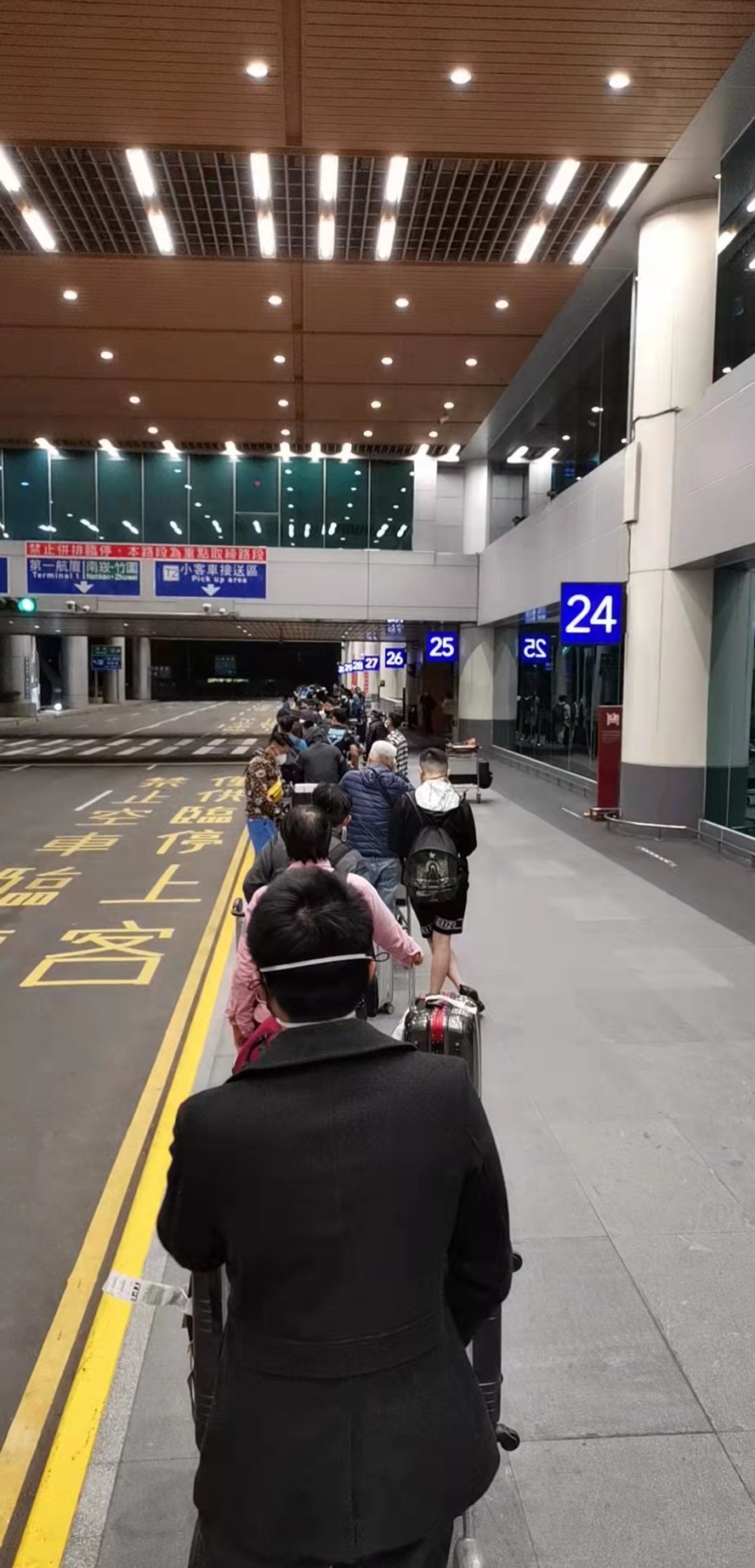 所有回國下飛機的旅客,通通塞在一起,有群聚的疑慮。(圖/每日健康提供)