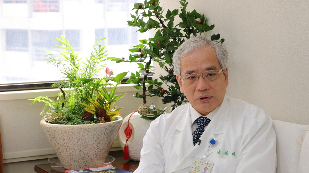 協助骨肉瘤患者縮短住院天數的陳威明被譽為「陳健保」。(圖/北榮提供)