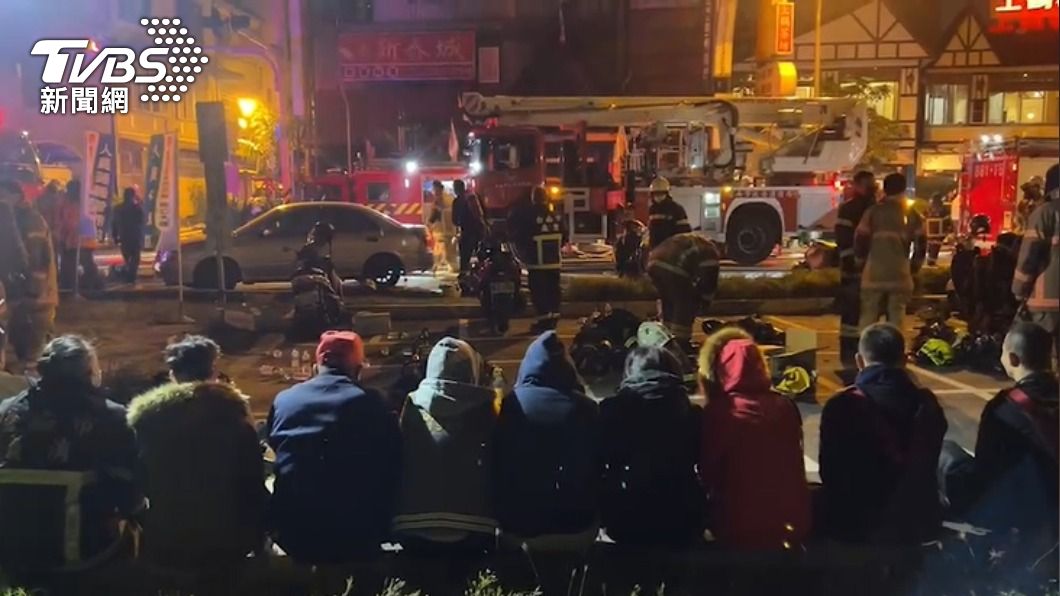 台南KTV大火!鐵皮牆遭燒熔 一度傳7旬翁受困火場