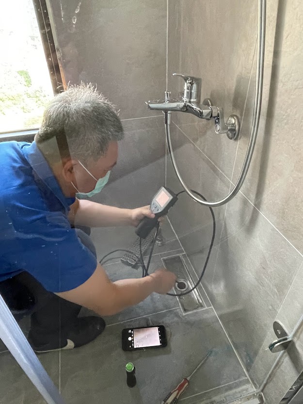 浴室排水管如果因水泥堵塞不順暢,容易造成積水。(圖/精實文創提供)