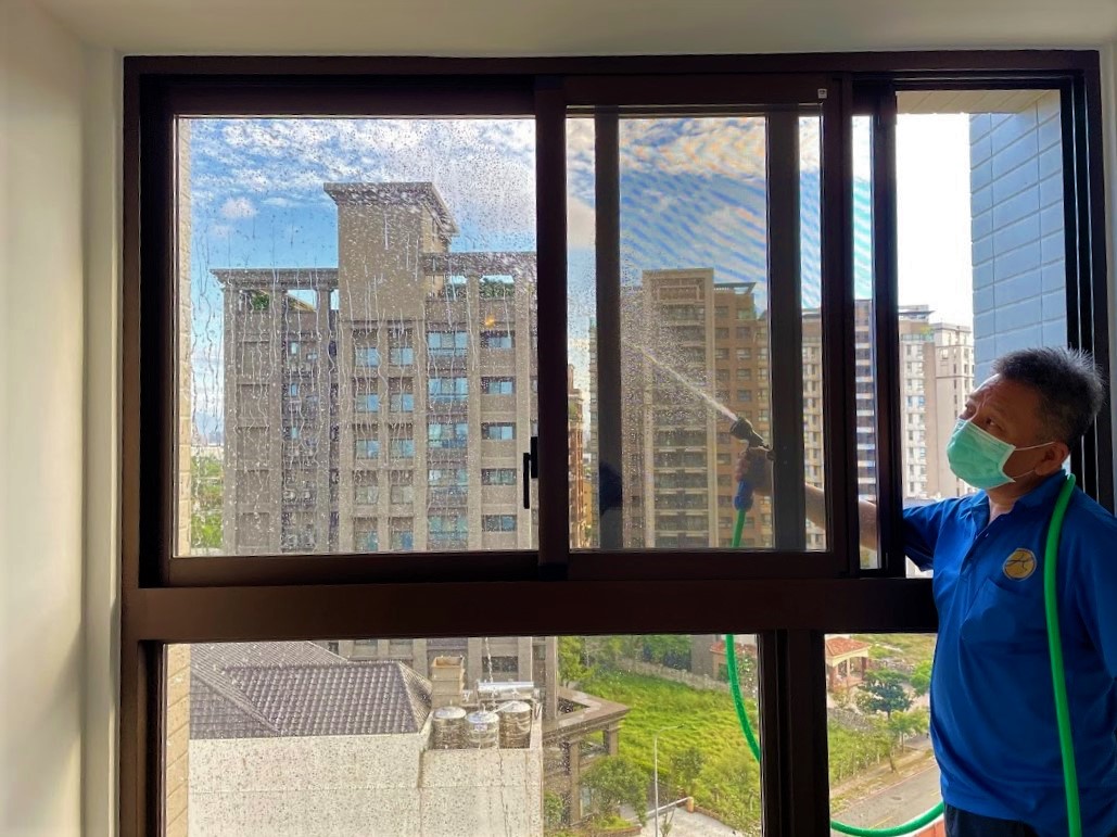 驗屋人員用沖水方式,檢查窗框是否因大雨而滲漏水。(圖/精實文創提供)