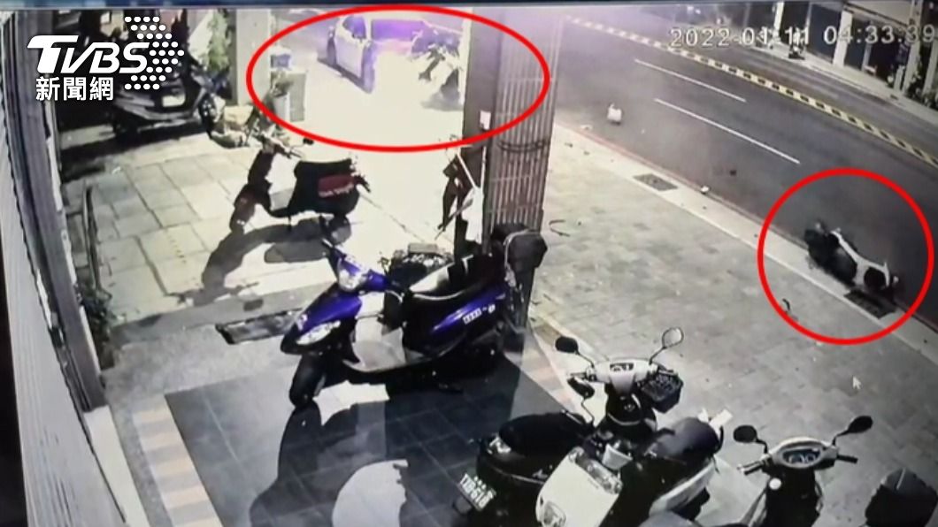 身體不適釀禍！警車衝撞4機車　肇事員警駕駛臉掛彩
