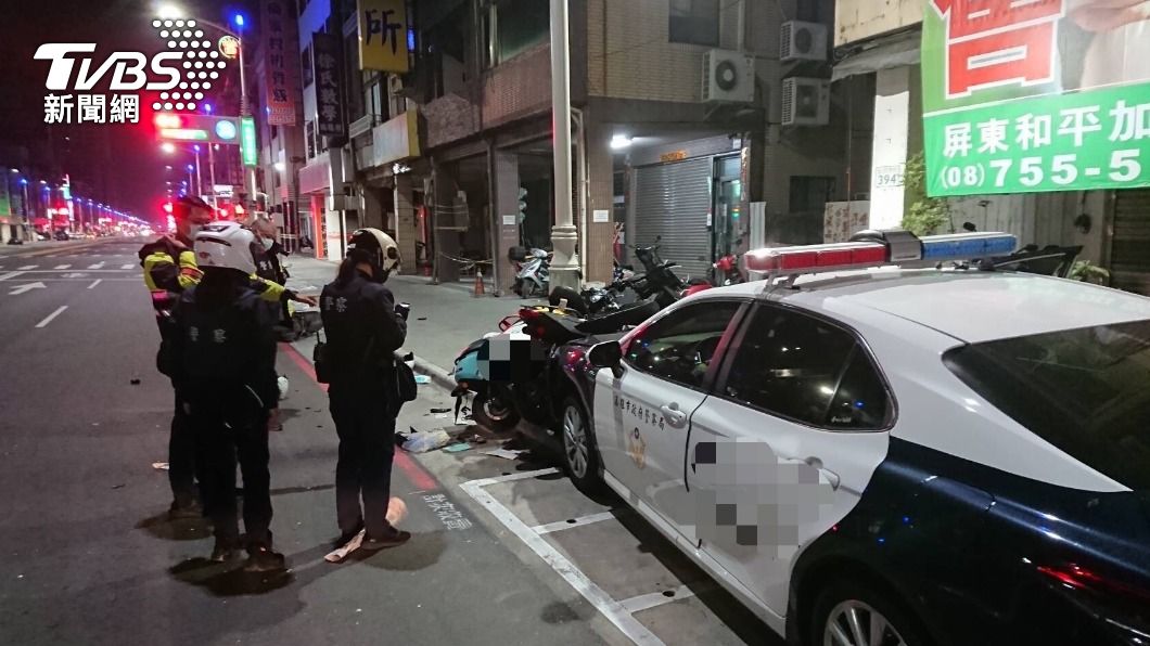 高雄發生警車衝撞停放路旁機車的意外。（圖／TVBS）