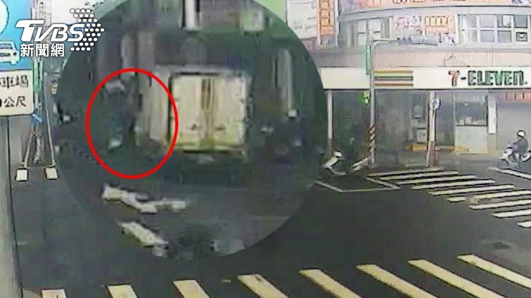 男友去送貨!女友留車上竟遭匪強開車門 硬搶包包慘被逮