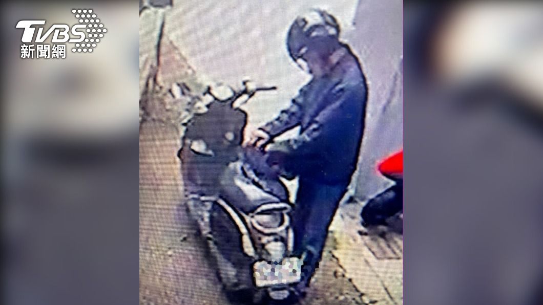犯嫌把車停在巷弄內拿走包包值錢物品。(圖/TVBS)