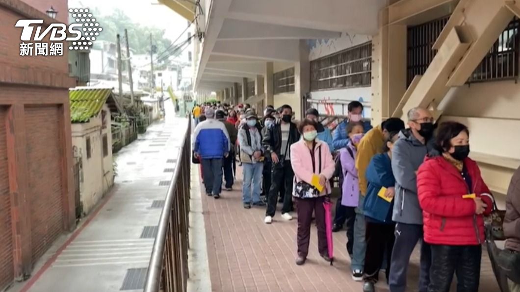現場排隊人龍將體育館圍一圈。(圖/TVBS)