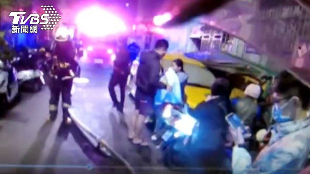 住戶睡夢中驚醒逃出。（圖／TVBS）