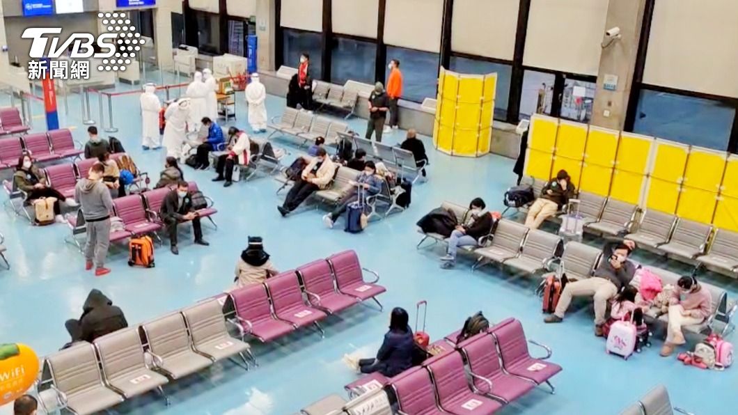上午6長程航班旅客16人確診 陽性率5.57%