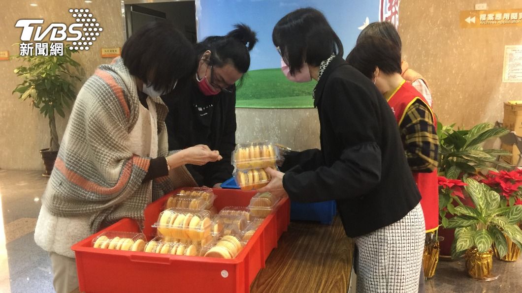 士林分署建議簡姓麵包師傅參加拍賣會,以賣麵包所得繳納部分罰鍰。(圖/TVBS)