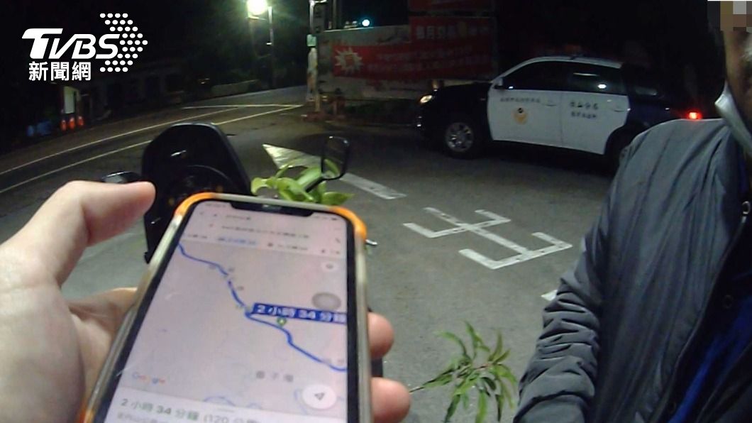 警方獲報後到加油站關心老翁。（圖／TVBS）