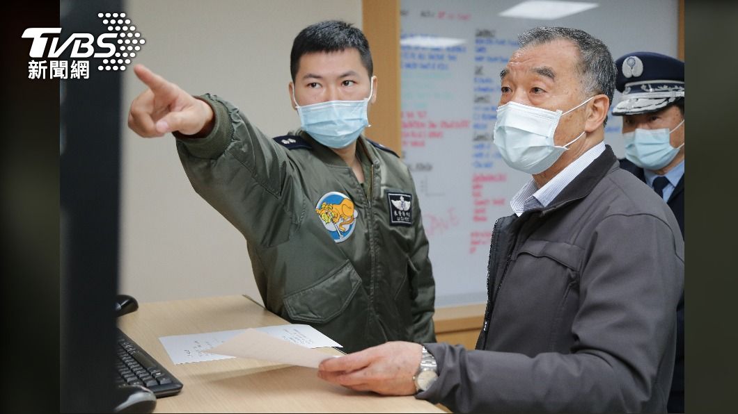 國防部長邱國正赴空軍嘉義基地，視導空軍戰機蒐救案。（圖／軍聞社提供）