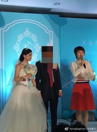 網友扒出她曾有段婚姻,但有網友認為無法證實照片中人就是王冰冰。(圖/翻攝自微博)
