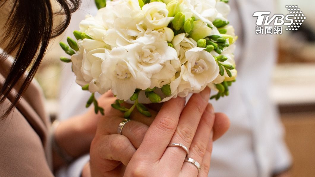 許多適婚年齡的人覺得時代在變,婚宴感覺也不一定要辦。(示意圖/shutterstock達志影像)