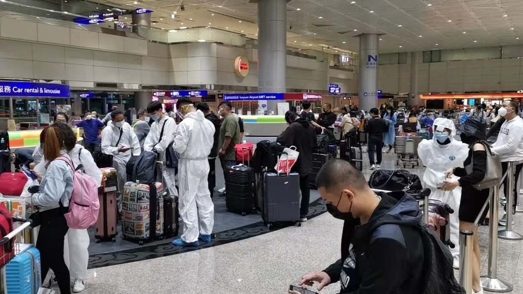 桃機檢疫300人群聚做核酸 返國男大罵:愚蠢的SOP