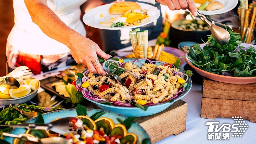 許多人去吃到飽餐廳都盼吃回本。(示意圖/shutterstock 達志影像)