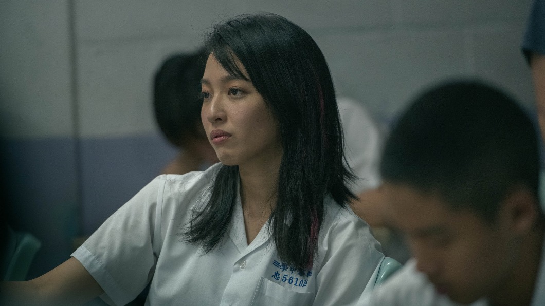 王渝萱在電影《該死的阿修羅》片中飾演的小太妹詐騙了直播玩家賴澔哲。(圖/希望行銷提供)