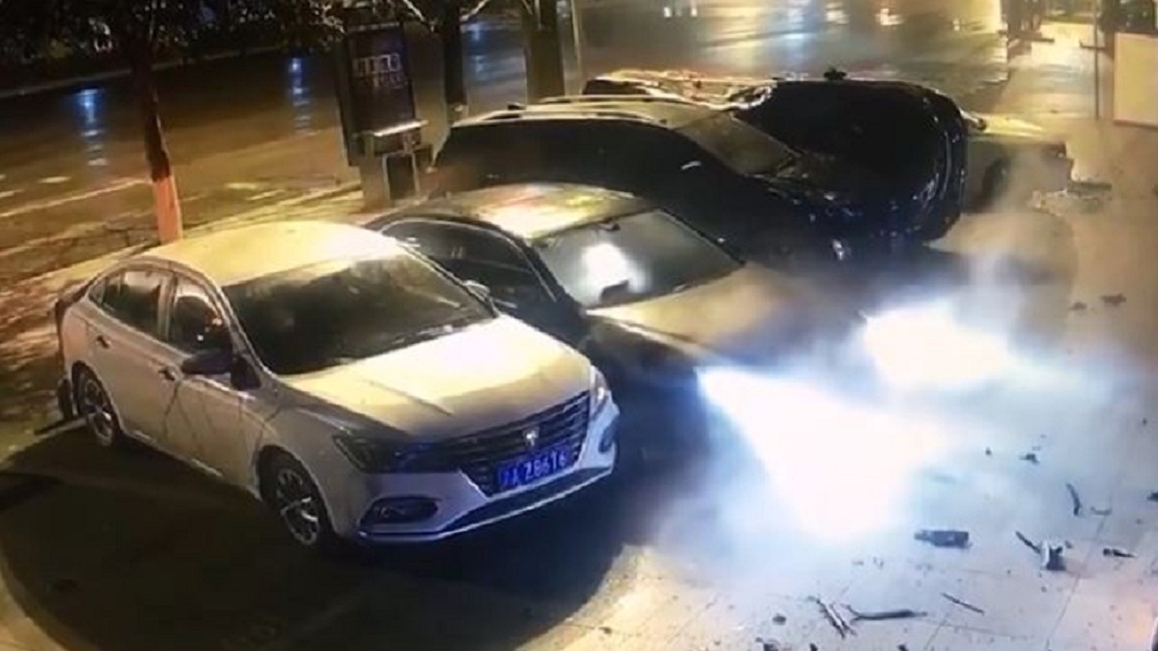 轎車撞上路邊3輛車後騰空彈進一旁的閒置車格還把中間第2輛車撞翻了。(圖/翻攝自bilibili)