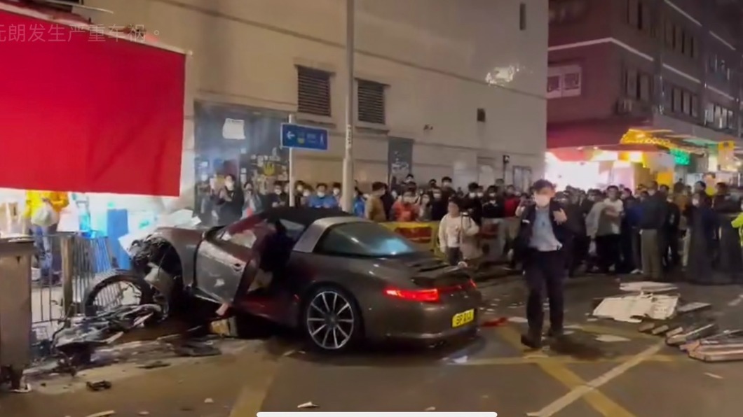 香港保時捷撞上人行道!車頭嚴重損毀 4人受傷送醫