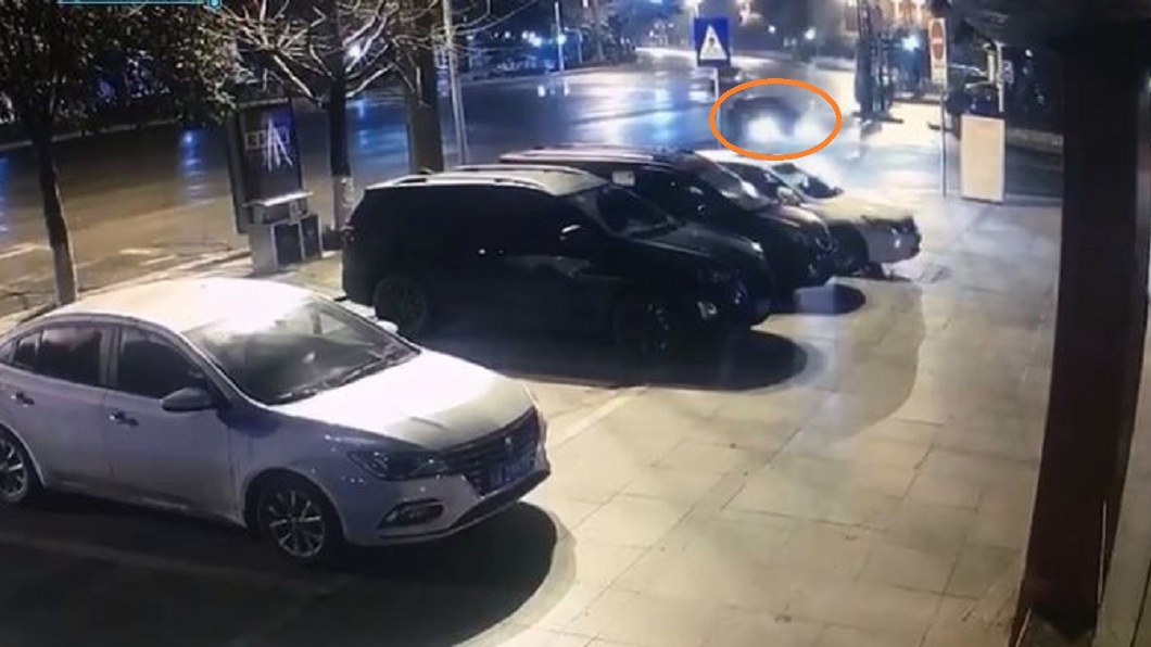 玩命關頭翻版?轎車高速過彎撞3車 騰空彈入閒置車格