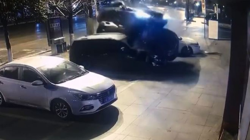 轎車撞飛其他車輛後騰空飛起。(圖/翻攝自bilibili)