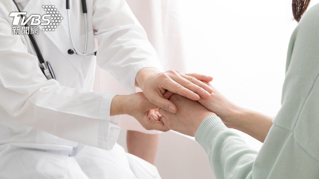 醫師聽診發現女子心臟有液體的衝擊聲。(示意圖/shutterstock達志影像)