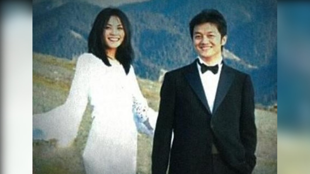 李亞鵬與王菲結婚時相當低調,婚紗照也不走正式路線。(圖/翻攝自微博)