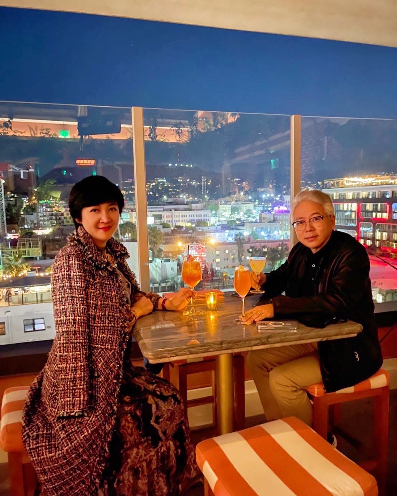 崔佩儀離開美國前一晚,老公帶她到飯店頂樓喝酒。(圖/翻攝自崔佩儀臉書)