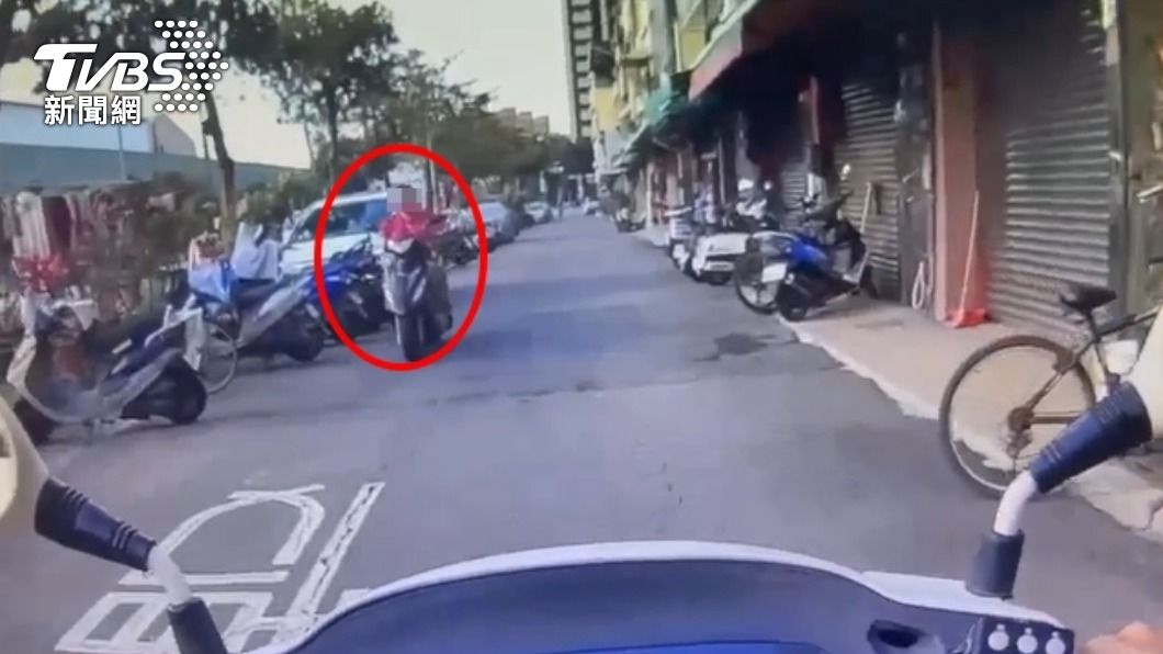 員警巡邏發現一名婦人沒戴安全帽、口罩。(圖/TVBS)