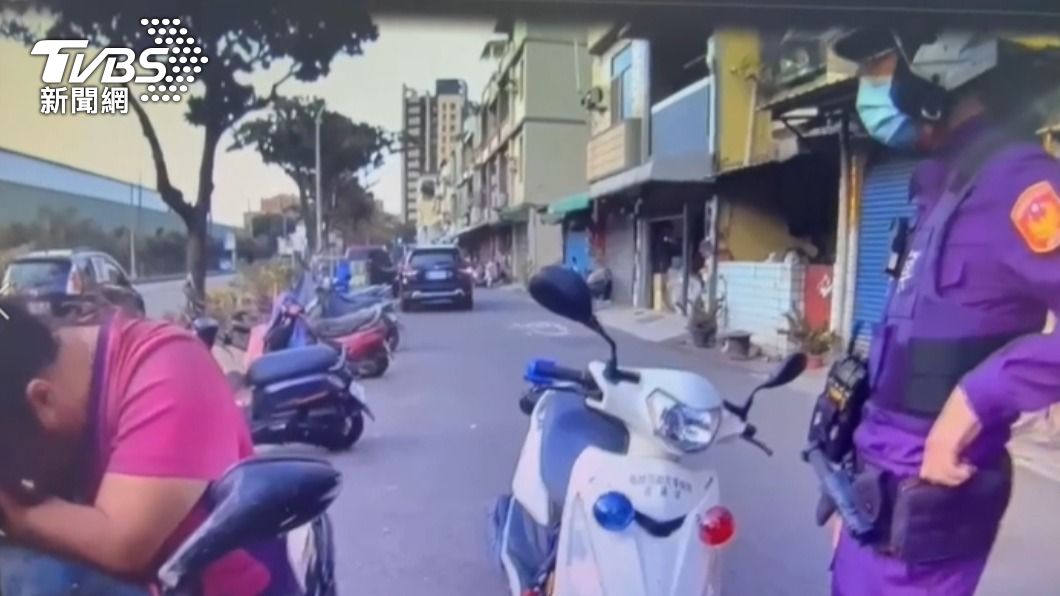 李婦趴在機車龍頭,表情相當懊悔。(圖/TVBS)