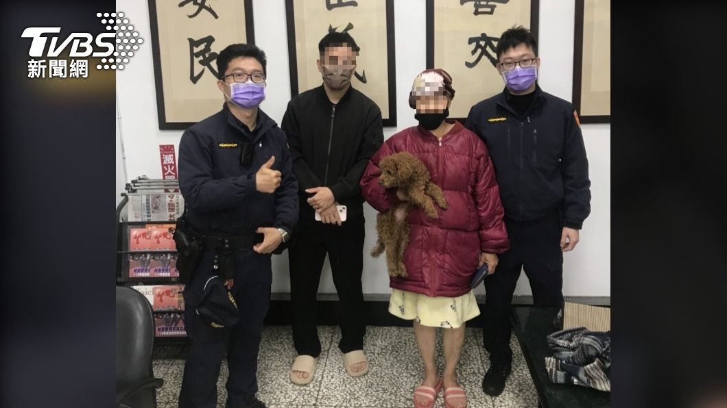 紅貴賓亂跑走失,最終重回主人懷抱。(圖/警方提供)