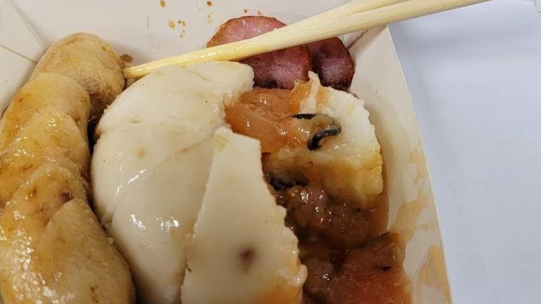 民眾買碗粿驚見鐵釘。(圖/翻攝自爆料公社)