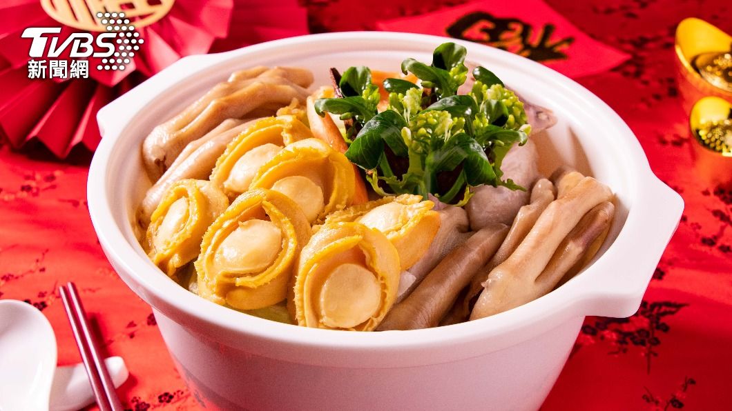 薈萃一堂—黃燜鮑雞掌功夫湯以雞肉、雞腳為基底。(圖/台北士林萬麗酒店提供)