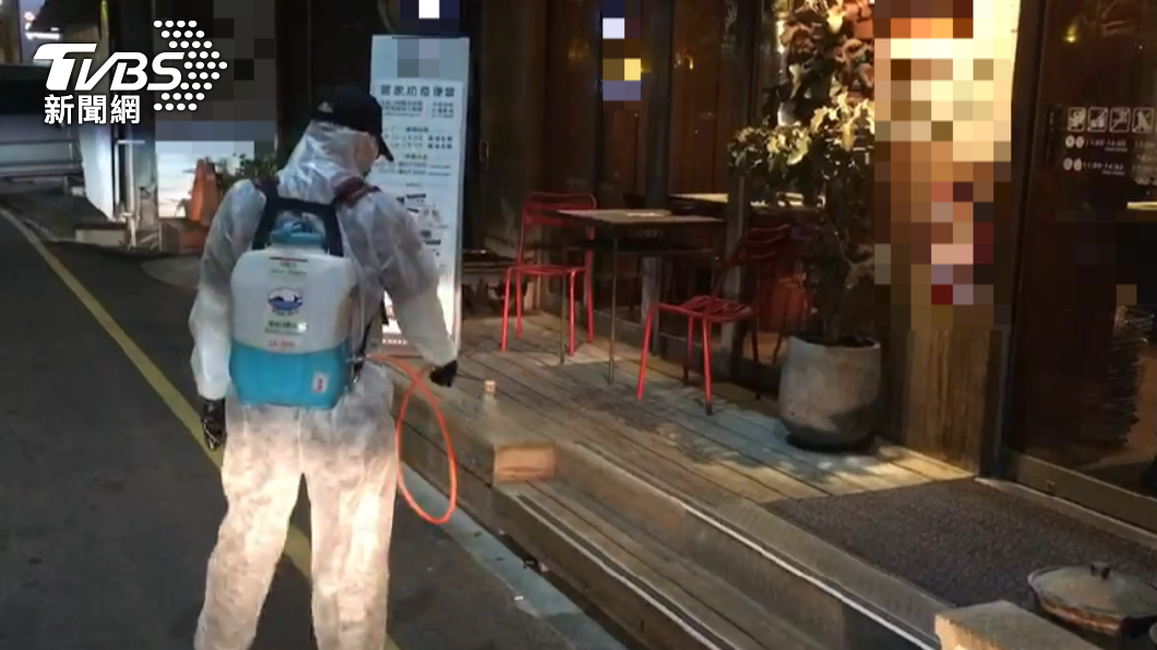 確診銀行員曾至新竹市某餐廳用餐,環保局前往清毒。(圖/TVBS)