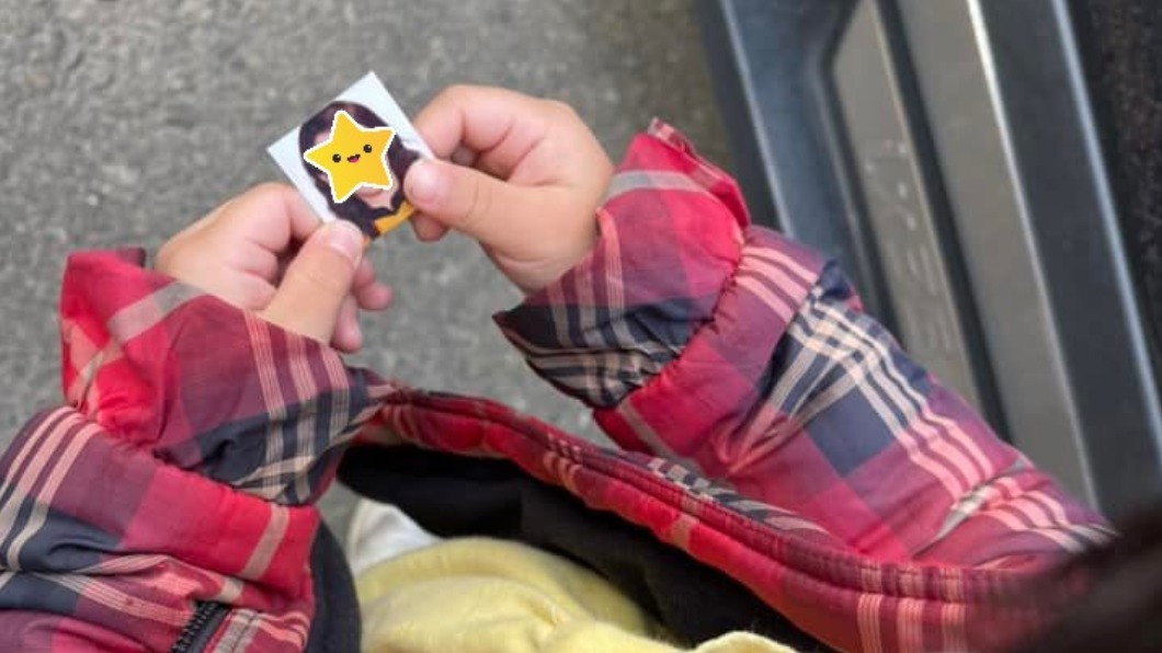 孩子拿著媽媽的大頭貼才肯進學校。（圖／翻攝自爆廢公社）