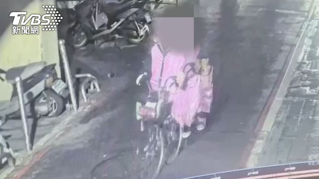 嫌犯騎腳踏車逃逸。(圖/TVBS)