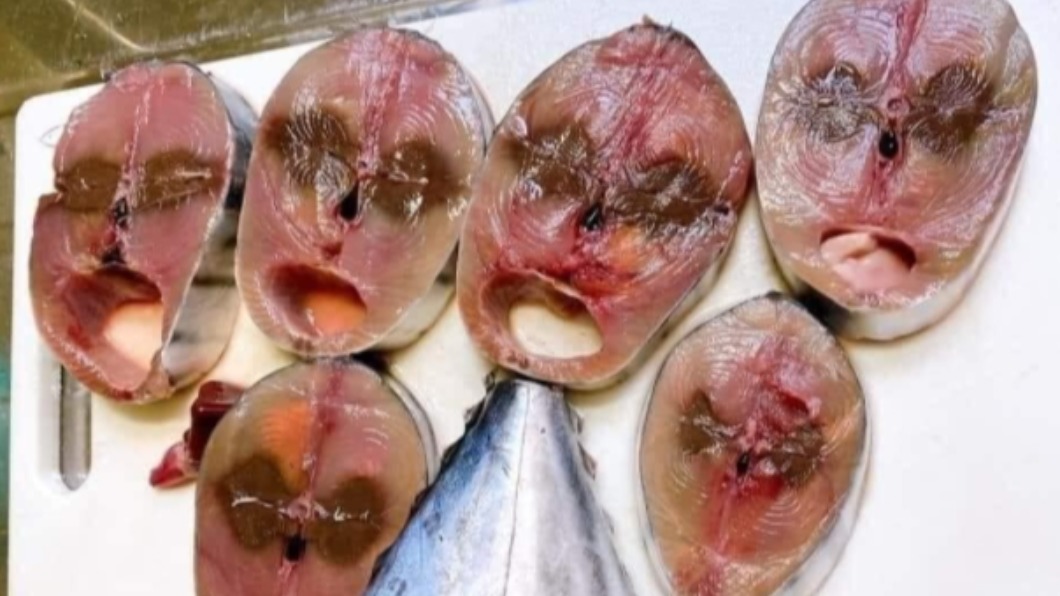 買魚回家切開驚見「6張人臉」! 網一看嚇壞:怨念好深