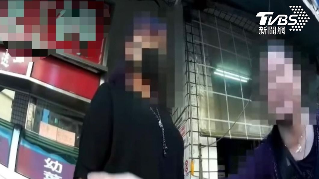 親友見狀也上前求情。(圖/TVBS)